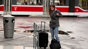 Dude Helps Her With Her Luggage And Then Sarah Kay Lets Him Fuck Her