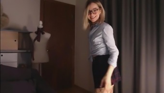 Amateur Webcam Girl Dancing