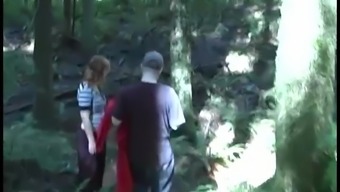 This Amateur Couple Lays Out A Blanket And Fuck In The Middle Of The Woods!