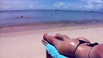 Esposa Se Exibindo Na Praia