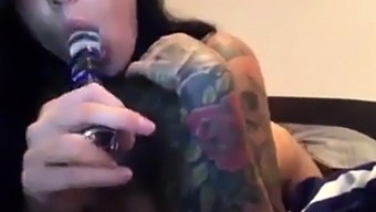 Tattoo Girl Mit Dicken Titten