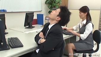 Quickie Office Fucking With A Skinny Japanese Secretary Who Loves Cum