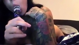 Tattoo Girl Mit Dicken Titten