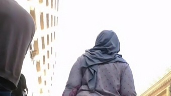Pakistani Girl Abaya Shows Her Ass Wearing A Hijab