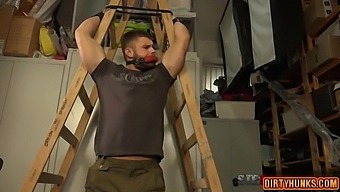 Muscle Bodybuilder Handjob With Cumshot