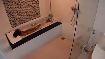 Hot Amateur Thai Teen Fucking In The Bath