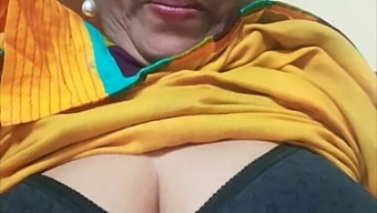 Desi Old Aunty Showing Boobs