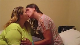 Hot Girls Kissing Eachother While Anal Fingering Spit Handjob & Huge Cumshot