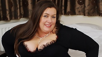 Big British Housewife Loves Playing With Herself - Maturenl