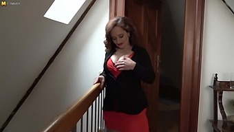 Big Breasted Milf Playing With Herself In The Hallway - Maturenl