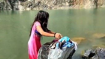 The Girl Of The Village Was Washing Clothes, Then She Went To Her Forcibly. His Mms Video Lick