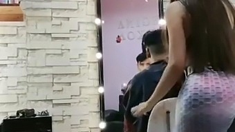 Corte De Cabello De Cliente En Estetica Termina En Sexo