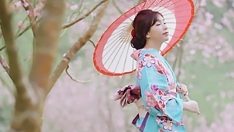Amateur Japanese Beauty Enjoys Erotic Creampie In Kimono