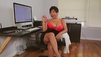Hd Solo Female Izabel Masturbates In The Office