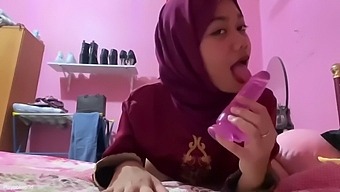 Teen With Big Tits Gets A Cumshot In Muslim Video
