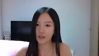 Asian Amateur Gets A Blowjob In This Korean Video