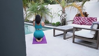 Ashlyn Peaks' Yoga Session Turns Into A Hot And Steamy Session